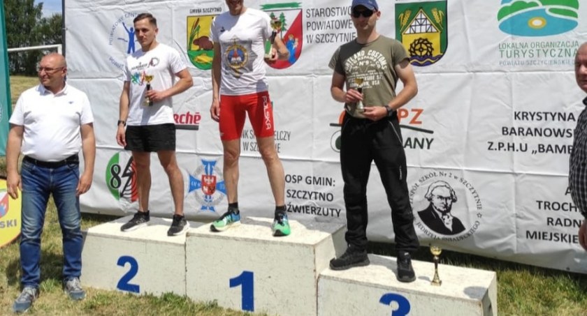 St. post. Paweł Łukaszuk na trzecim miejscu podium w Lemanach koło Szczytna. Fot. policja/archiwum