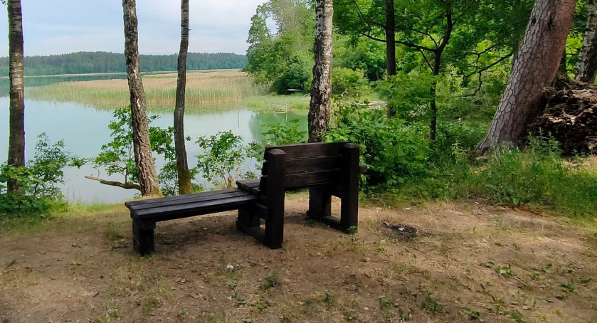 Ławeczki pojawiły się nad jez. Mokrym, niedaleko jazu oddzielającego je od jez. Krutyńskiego. Fot. archiwum parku