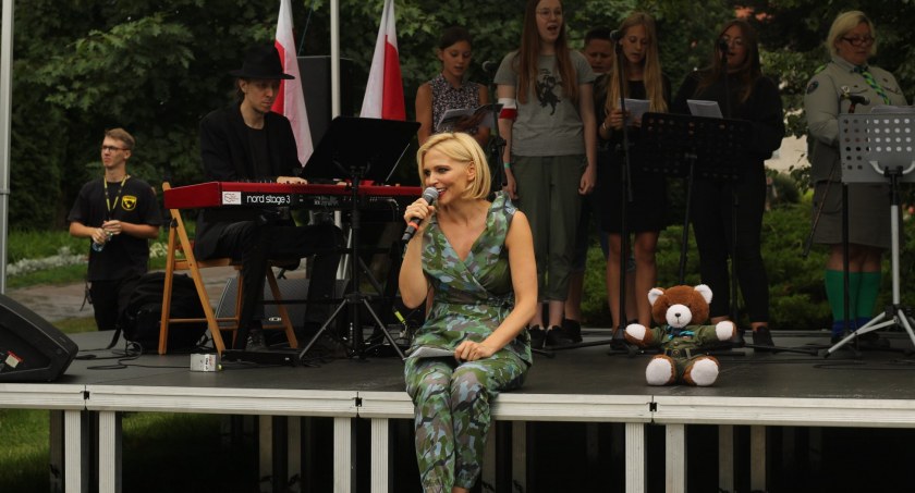 Rok temu na scenie z harcerzami wystąpiła Joanna Kondrat. Fot. Julia Kaczmarczyk / Hufiec ZHP w Mrągowie  im. Janusza Korczaka
