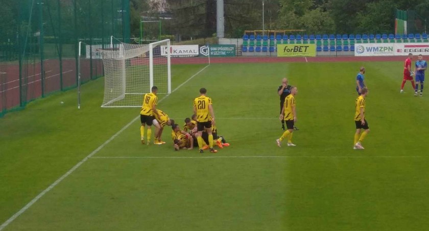 Wygraną w końcówce meczu zapewnił Mrągowii Jacek Kusnierz. Fot. Czytelnik
