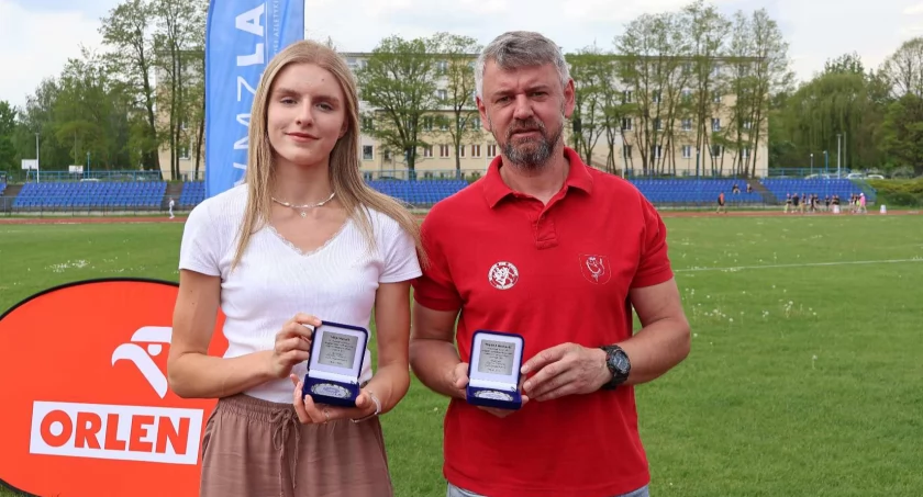 Maja Murach itrener Wojciech Brodowski wyróżnieni za osiągnięte w poprzednim sezonie sukcesy. Fot. archiwum klubu