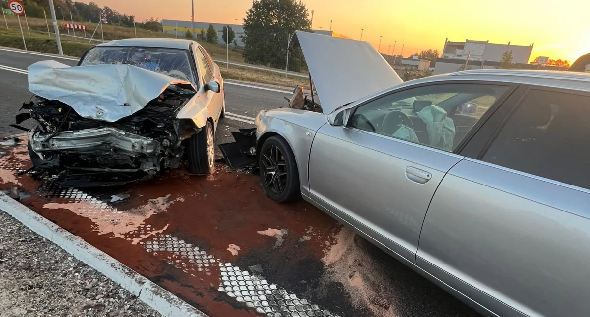 Na zdjęciu obydwa auta rozbite w porannym wypadku. Fot. KPP w Mrągowie