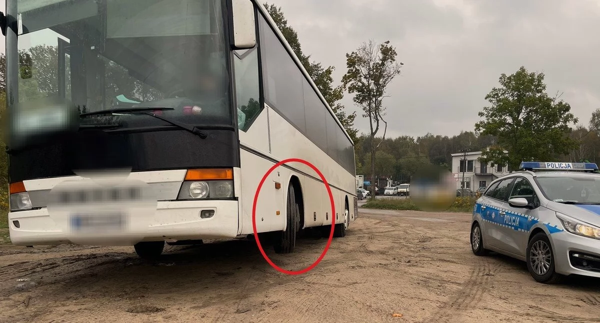 Jedno z kół autobusu nie dotykało asfaltu! Fot. KPP w Mrągowie