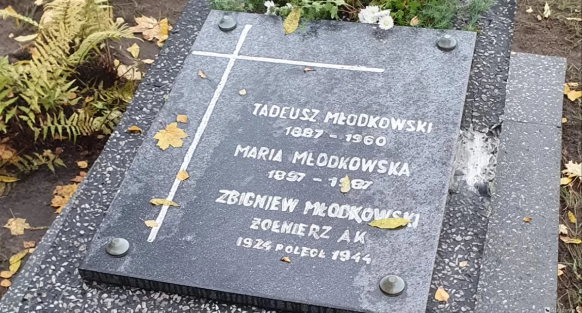 Nagrobek śp. Tadeusza Młodkowskiego wymaga renowacji. Fot. UM w Mrągowie
