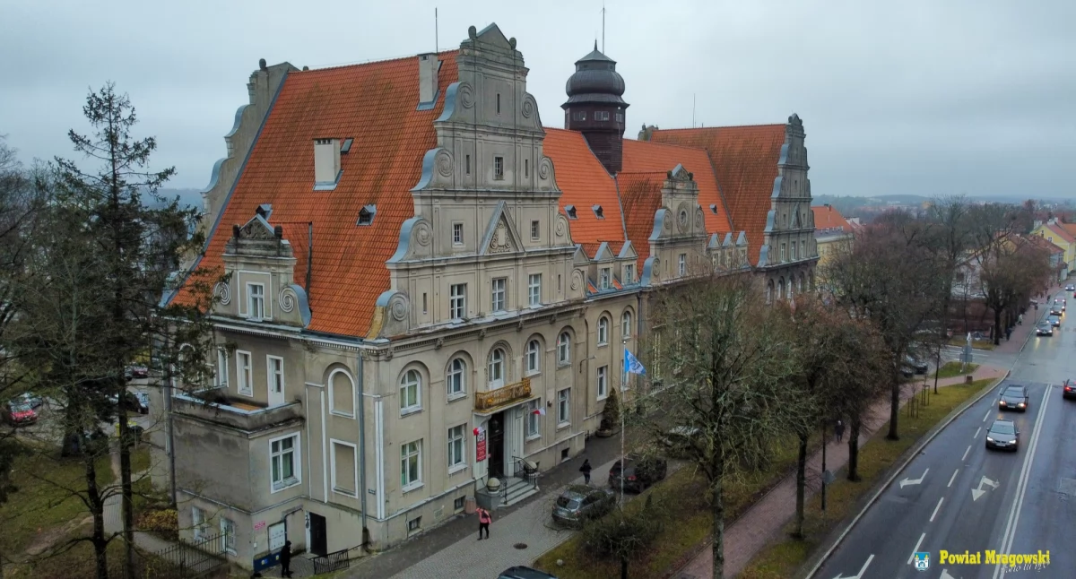 Na zdjęciu: Zabytkowy budynek magistratu, w którym mieści się m.in. siedziba powiatu mrągowskiego. Fot. Powiat Mrągowski