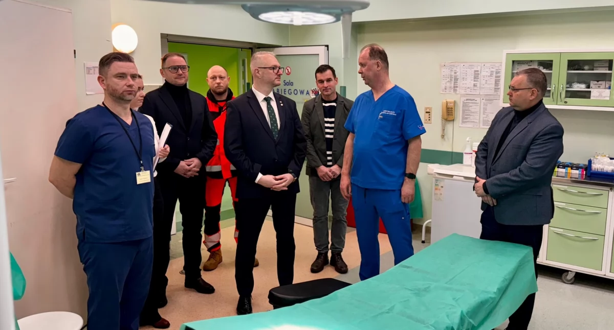 Samorządowcy, Wojewoda wizytą mrągowskim szpitalu Oficjalnie przekazał nowoczesny sprzęt - zdjęcie, fotografia