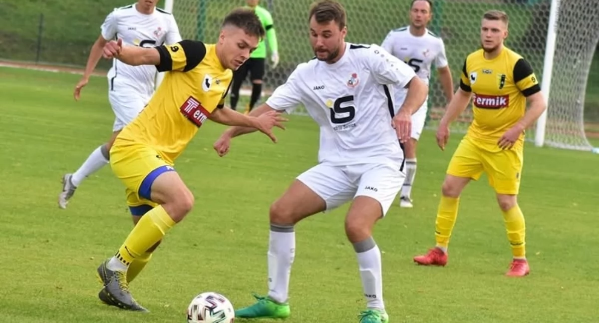 Eryk Kosek (przy piłce) zagra w żółto-czarnych barwach po półrocznej przerwie (fot. Bogusław Zawadzki/zGizycka.pl).