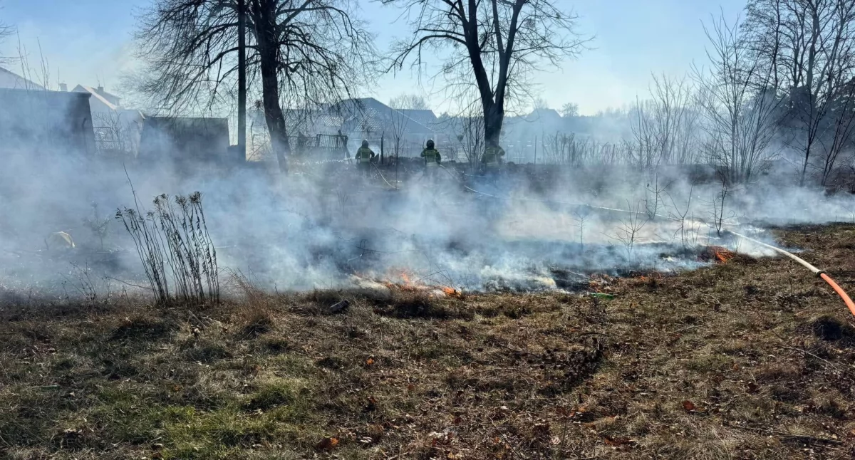 Strażacy OSP Mikołajki mają już za sobą kilka tegorocznych wyjazdów do pożarów traw. Fot. OSP Mikołajki/Facebook