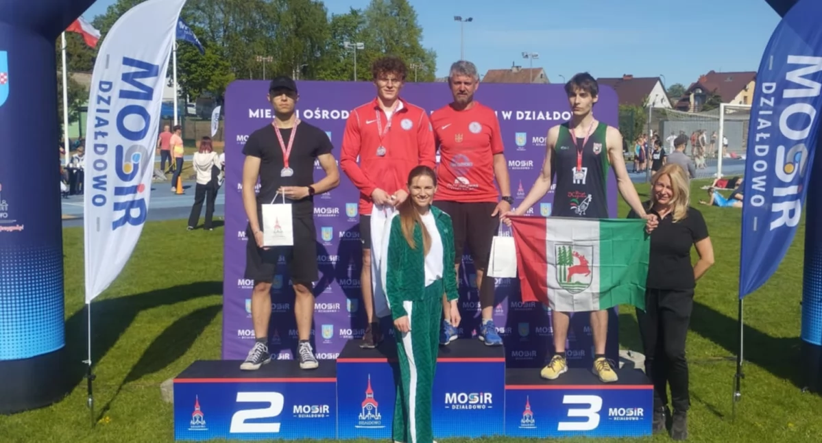 Adrian Malinowski i trener Wojciech Brodowski na najwy ższym stopniu podium. Fot. archiwum zawodnika