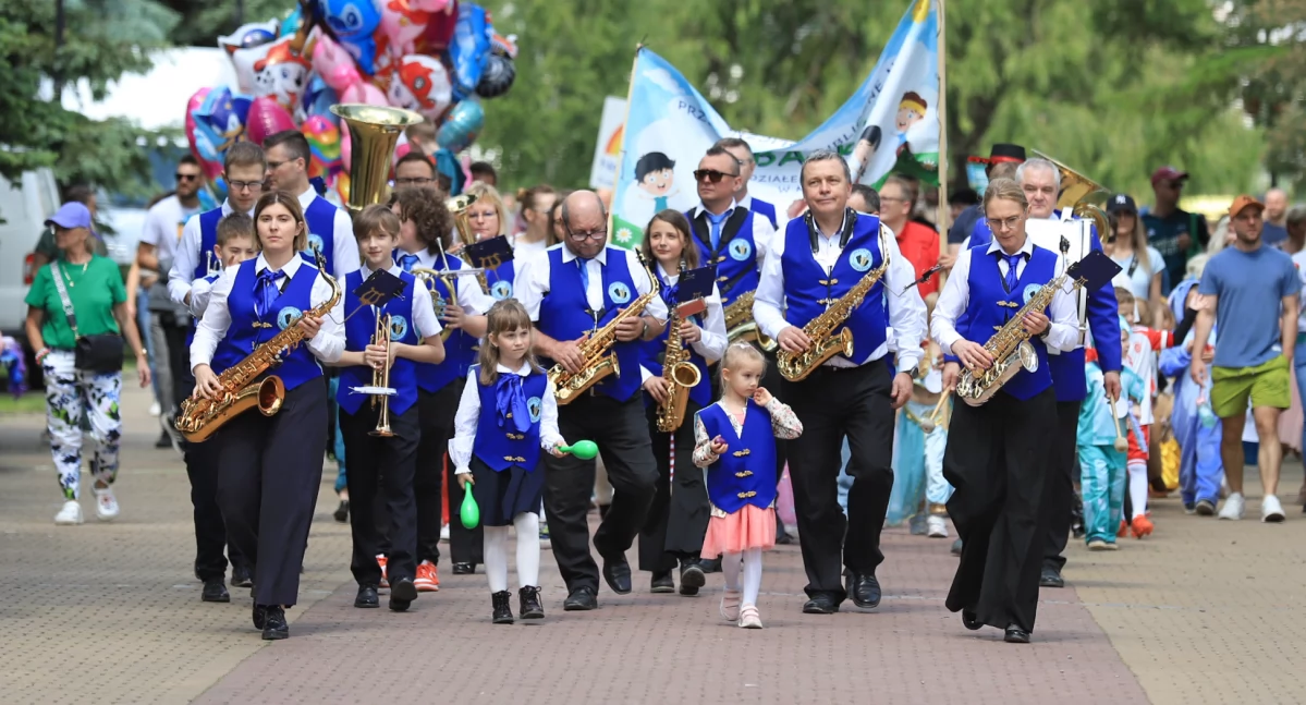 Parada Postaci Bajkowych z Orkiestrą Dętą Mrongovia