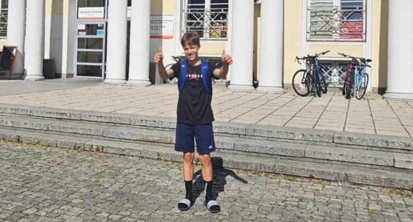 Wychowanek Mini Soccera przed siedzibą klubu. Fot. archiwum UKS MSA
