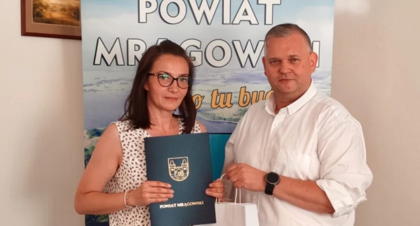Starosta Waldemar Cybul podziękował jubilatce za dotychczasową pracę. Fot. Starostwo Powiatowe w Mrągowie