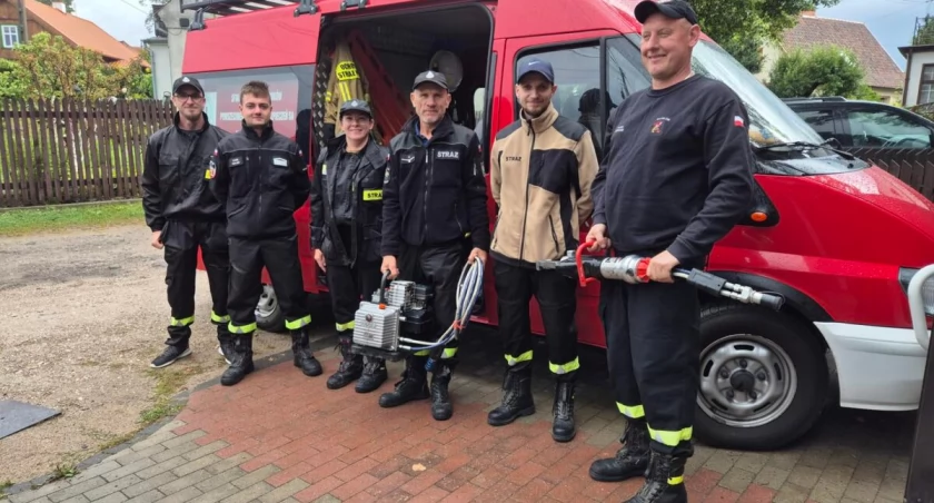 Druhowie z Krutyni przekazali kolegom z Machar sprzęt hydrauliczny. Fot. OS  Krutyń
