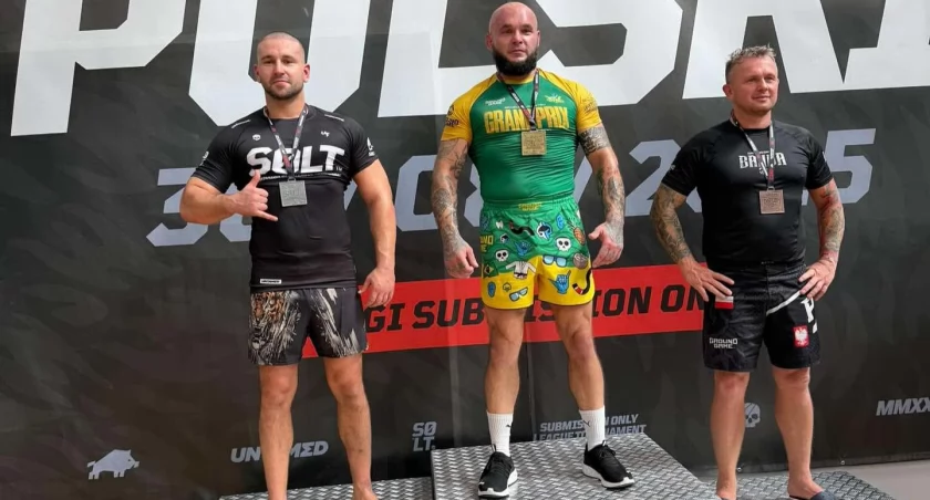 Mateusz Bladosz (z lewej) wrócił z Warszawy ze srebrnym medalem Mistrzostw Polski. Fot. Husaria BJJ / Facebook