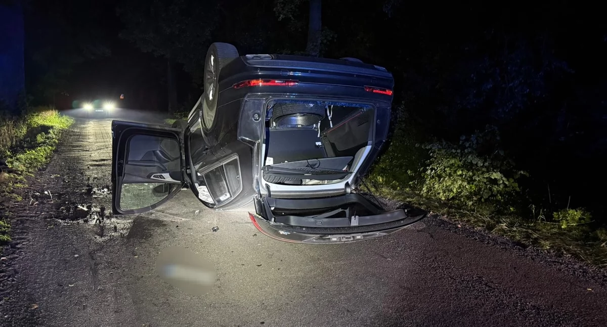 W Lembruku kierowca audi wyszedł bez większego szwanku z dachującego audi. Fot. KPP w Mrągowie