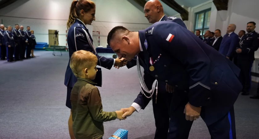 Pod koniec września Filip i jego mama zostali wyróżnieni przez komendanta wojewódzkiego policji. Fot. archiwum policji
