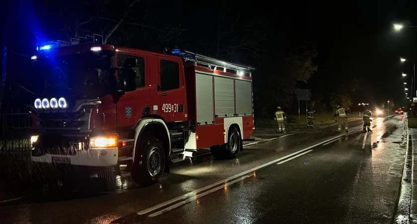 Druhowie z Mikołajek usuwają skutki silnego wiatru. Fot. OSP Mikołajki/Facebook