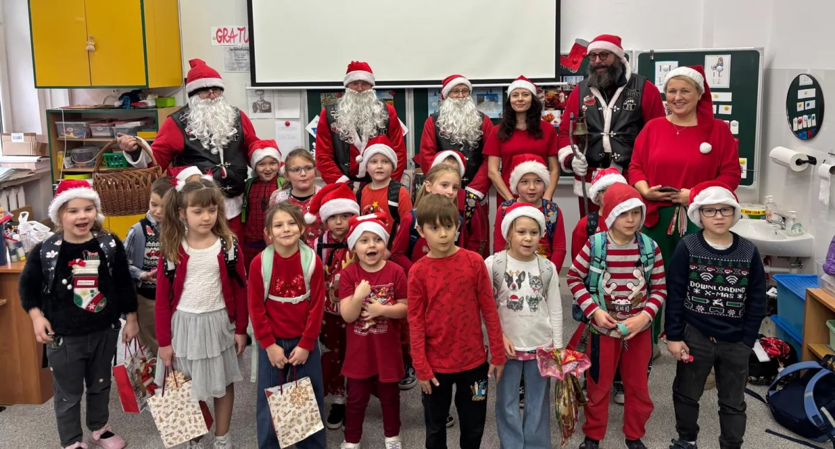 MotoMikołaje z odwiedzianmi w SP4 w Mrągowie. Fot. archiwum szkoły