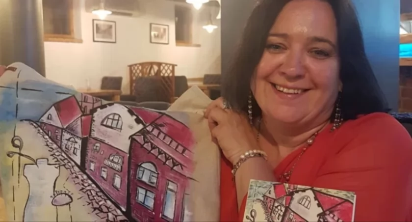 Agnieszka Pacek ze swoją poprzednią książką i mieście szytym na miarę. Fot. archiwum autorki