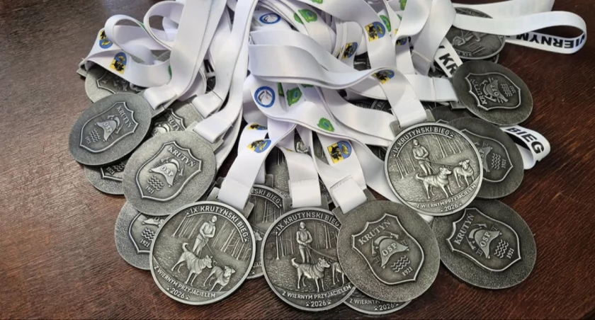 Takie medale zawisną na szyi tegorocznych uczestników krutyńskiego biegu. Fot. OSP Krutyń