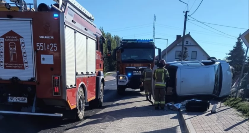 Groźnie to wyglądało, ale strażak z Mrągowa nie wahał się z pomocą. Fot. asp. Jakub Krawczyk