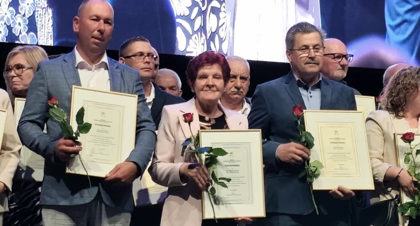 Sołtys Mierzejewa Stanisława Chalimoniuk w towarzystwie kolegów i koleżanek. Fot. archiwum urzędu