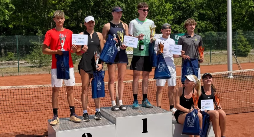 Tomasz Płocharczyk z Mrągowa na najwyższym podium miksta. Fot. Gmina Szczytno/Facebook
