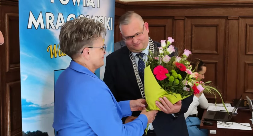 Po objęciu urzędu w 2024 roku obecny starosta dostał od swojej poprzedniczki kwiaty. Dziś kwiatów już nie ma, a co jest? Fot. Michał Kaczyński