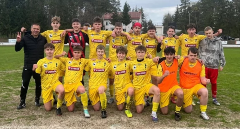 Trenerem rezerw Mrągowii został Zbigniew Marczuk (stoi, pierwszy od lewej), dotychczasowy trener juniorów młodszych. Ilu z jego podopiecznych trafi do Mrągowii II? Fot. archiwum klubu 