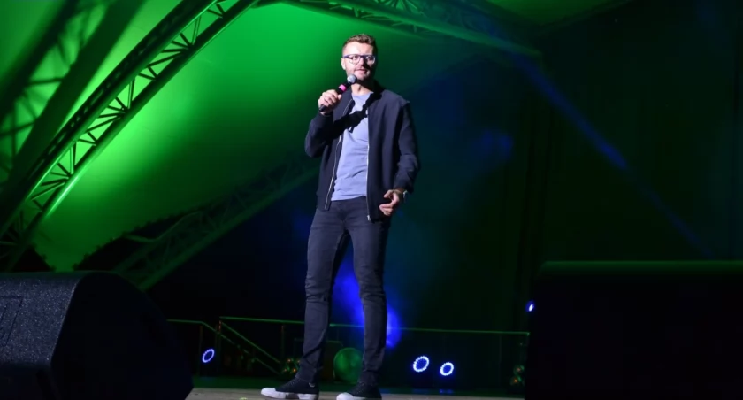 Kacper Ruciński na scenie mrągowskiego amfiteatru. Fot. MIchał Kaczyński/Festiwalowe Mrągowo