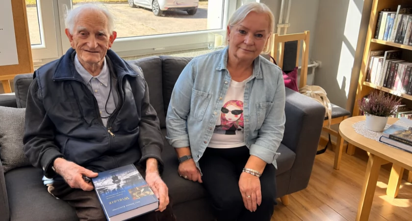 Jerzy Dominiki Karczewski do biblioteki przybył w towarzystwie Hanny Mutschmann. Fot. archiwum GOK