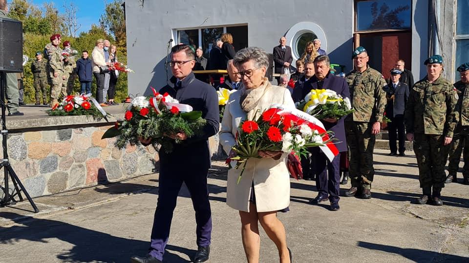 Starostowie powiatów kętrzyńskiego - Michał Kochanowski i mrągowskiego - Barbara Kuźmicka-Rogala złożyli kwiaty w hołdzie kard. Wyszyńskiem i Janowi Pawłowi II. fot. Powiat Kętrzyński/FB