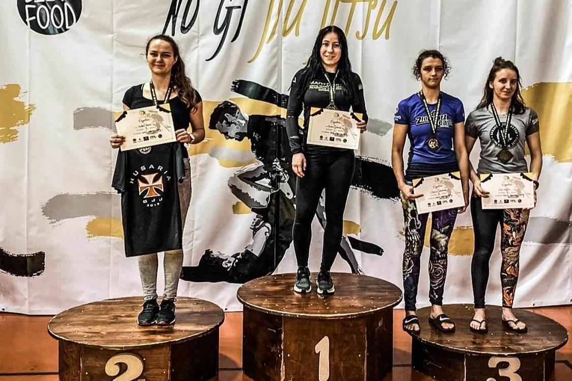 Karolina Walczak (pierwsza z lewej) zdobyła w Luboniu tytuł wicemistrzyni kraju (fot. archiwum klubu)