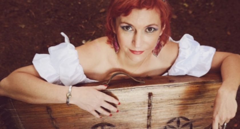 Ania Broda, która będzie gwiazda pierwszego dnia Impresji Artystycznych wciąż nie wie czy to ona zajmuję się muzyką, czy muzyka zajmuje się nią...