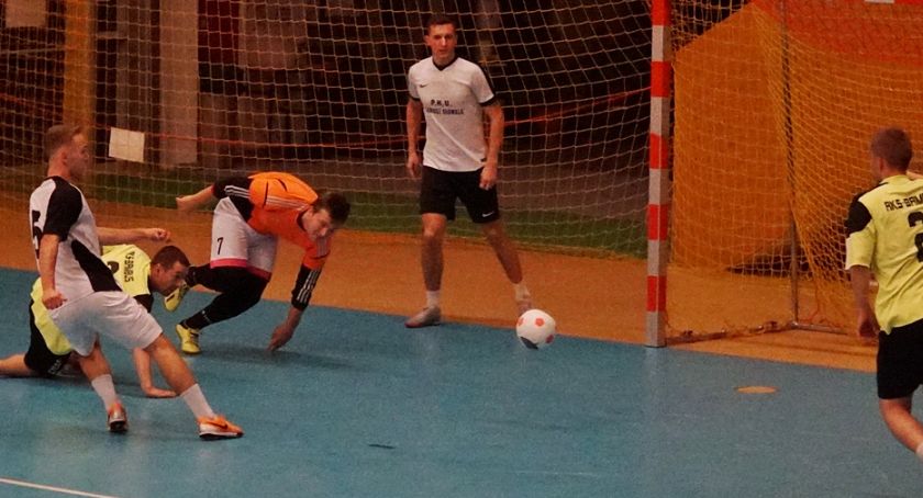 Aż 18 bramek w I kolejce MLPNH padło w meczu MZL Mariusz Głowala Mrągowo - RKS Bambus Lajceps (wynik 16:2). Fot. Paweł Krasowski