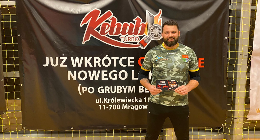 Zawodnikiem III kolejki został Paweł Miękiszewski (GKS Salęt Boże), który w nagrodę otrzymał voucher do wykorzystania w Kebab Turbo. Fot. organizator