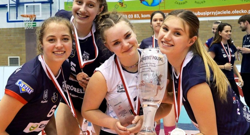 Pochodząca z Mrągowa siatkarka Dominika Milun (w środku) w tym roku cieszyła się ze zdobycia tytułu Mistrza Polski z kadetkami MKS Energa Kalisz. Fot. archiwum klubu.