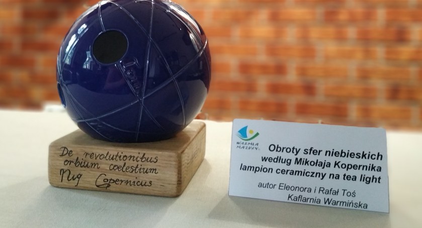 W ubiegłym roku pierwsze miejsce zajął lampion ceramiczny na tea light „Obroty sfer niebieskich” wykonany przez Kaflarnię Warmińską. Fot. UM w Olsztynie