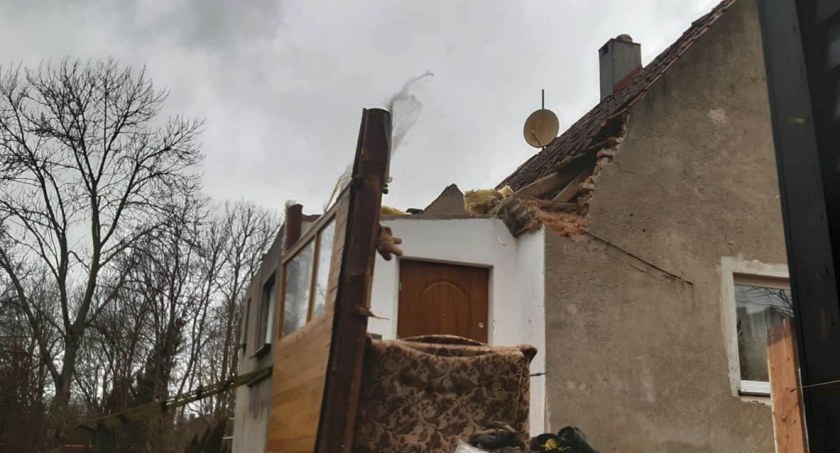 Strażacy z Piecek usuwali skutki uszkodzonego przez wiatr dachu w miejscowości Dłużec. Fot. FB/OSP Piecki