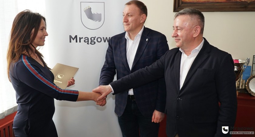 Agnieszka Michalska nowym dyrektorem MCK. We wtorek aktorka podpisała umowę w towarzystwie obu burmistrzów. Fot. UM w Mrągowie