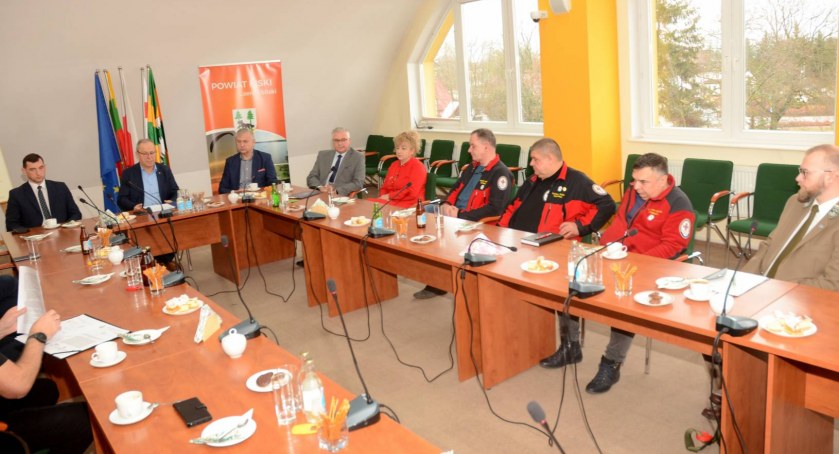 Tematem spotkania były kwestie bezpieczeństwa na szlakach Wielkich Jezior Mazurskich w nadchodzącym sezonie. Fot. Powiat Piski/archiwum