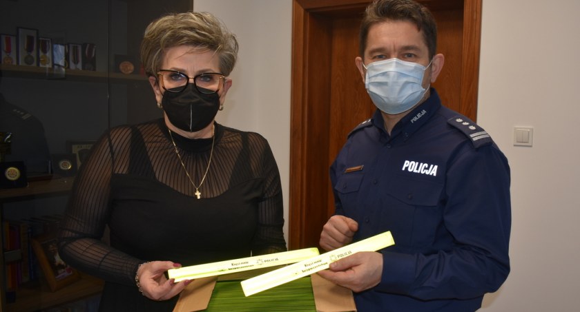 Starosta Barbara Kuźmicka-Rogala przekazała na ręce insp. Andrzeja Parniewicza samozaciskowe opaski odblaskowe. Fot. KPP w Mrągowie