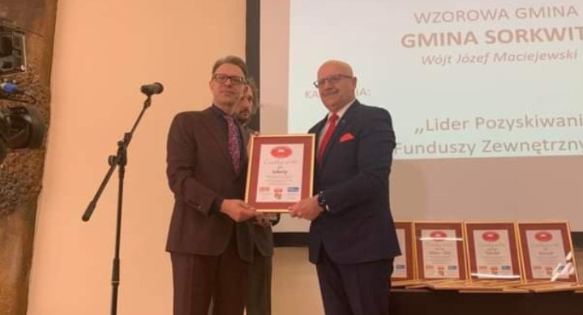 Wójt Sorkwit odbiera tytuł na gali konkursu. Fot. archiwum gminy