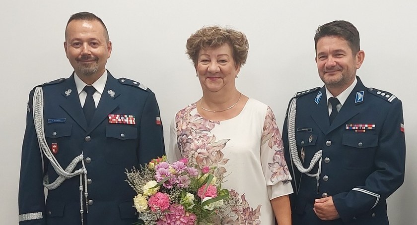 Pani Krystyna w towarzystwie komendantów - wojewódzkiego i powiatowego. Fot. archiwum KPP