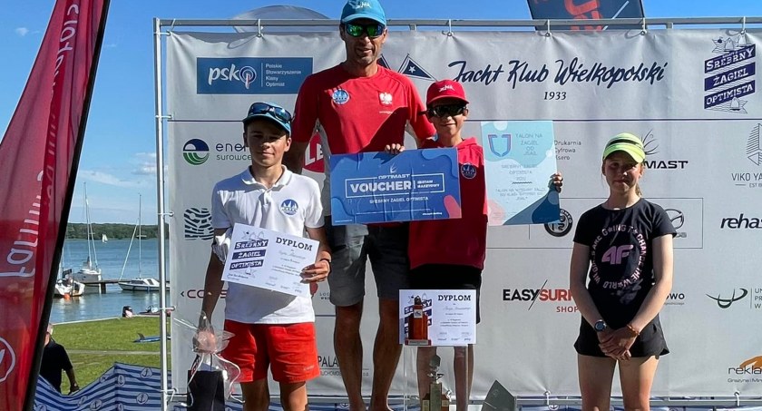 Maciej Szawkowski z ojcem Tomaszem na najwyższym stopniu podium w Poznaniu. Fot. archiwum zawodnika