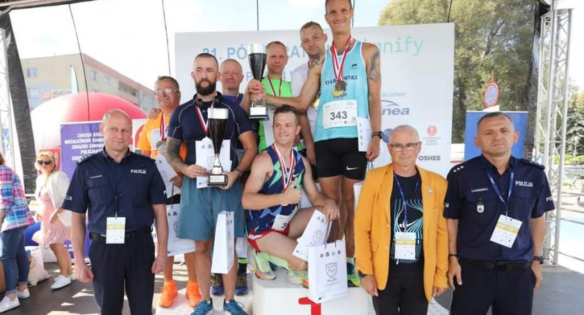 Drużyna NSZZ Mrągowo i Kętrzyn zajęła pierwsze miejsce w klasyfikacji drużynowej półmaratonu. Fot. archiwum policji