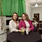 Autorka zdjęć w towarzystwie organizatorki wystawy - Marleny Bieleninik, dyrektor GOK...