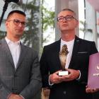 Jacek Gajda  ze statuetką Mrongowiusza. Fot. Paweł Krasowski