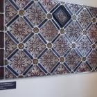  Fragment dywanowego przeszklenia z dawnej synagogi w Mrągowie. 
Fot. M. Szymański 

