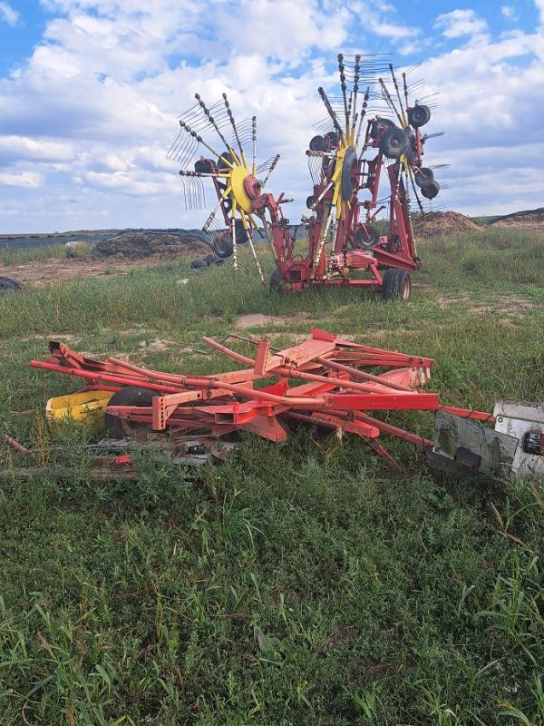 zgrabiarka karuzelowa Pottinger grabi do środka...